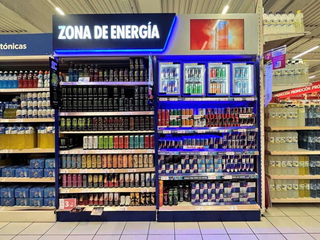 Cartel de metacrilato combinado con estantería de madera en u supermercado