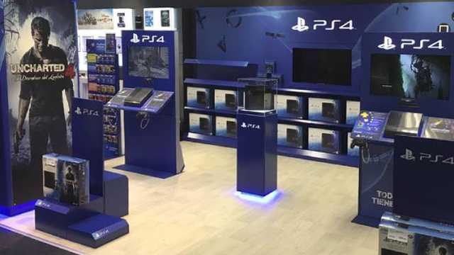 Equipamiento PLV para lanzamiento de PS4 en tiendas Game